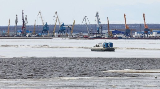 Первые подвижки льда заметили в Салехарде