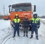 Сотрудники ДПС Ноябрьска оказали помощь водителю грузовика на автодороге