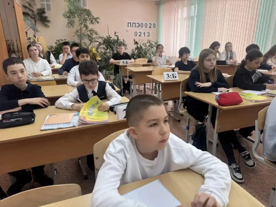В Новом Уренгое автоинспекторы напомнили детям о Правилах дорожного движения
