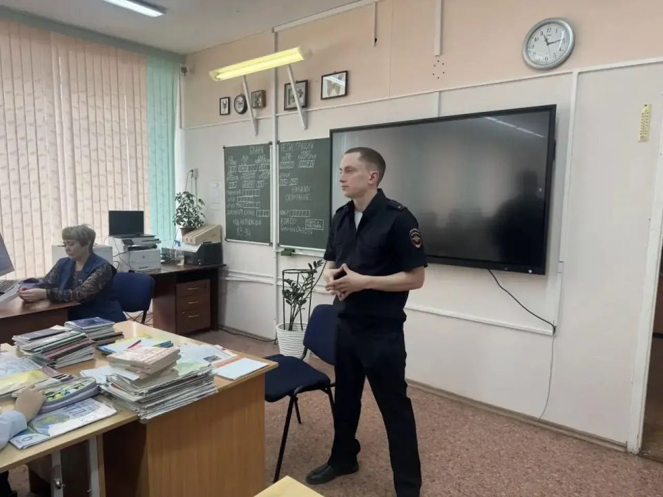 В Новом Уренгое автоинспекторы напомнили детям о Правилах дорожного движения В Новом Уренгое автоинспекторы напомнили детям о Правилах дорожного движения