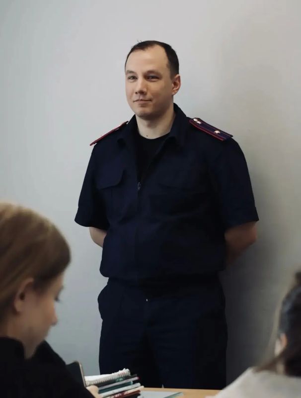 В Тарко-Сале старший следователь провел занятие для молодежи об ответственности за распространение запрещенного контента и терроризм