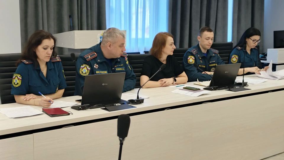 В Центре управления в кризисных ситуациях Главного управления МЧС по Ямало-Ненецкому автономному округу стартовал очередной этап стажировки специалистов единой дежурно-диспетчерской службы (ЕДДС) В Центре управления в кризисных ситуациях Главного управления МЧС по Ямало-Ненецкому автономному округу стартовал очередной этап стажировки специалистов единой дежурно-диспетчерской службы (ЕДДС)