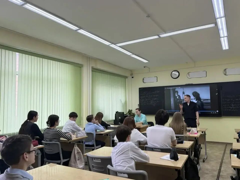 В Новом Уренгое сотрудники Госавтоинспекции напомнили школьникам СОШ «Перспектива» о соблюдении правил дорожной безопасности