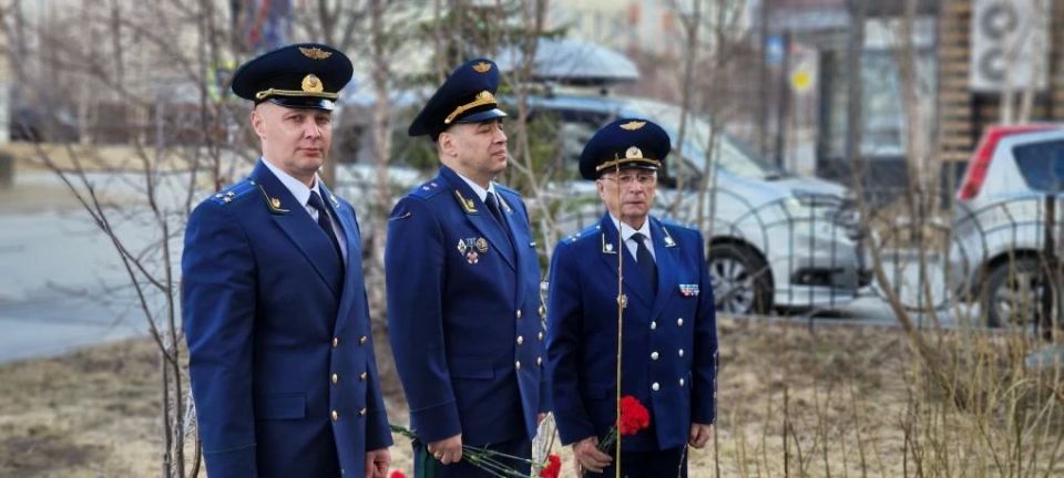 Работники прокуратуры Ямало-Ненецкого автономного округа почтили память ветеранов прокуратуры автономного округа Работники прокуратуры Ямало-Ненецкого автономного округа почтили память ветеранов прокуратуры автономного округа