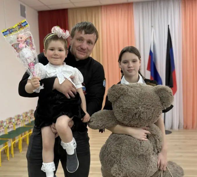 Ямальцы доставили партию гуманитарной помощи в детский реабилитационный центр Шахтерска в ДНР Ямальцы доставили партию гуманитарной помощи в детский реабилитационный центр Шахтерска в ДНР