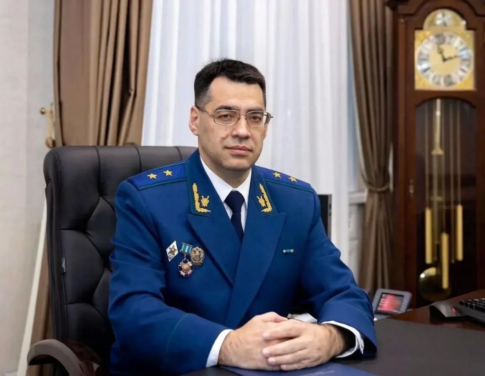 Поздравление прокурора Ямало-Ненецкого автономного округа Дмитрия Коноша с 95-летием со дня образования ведомства "Уважаемые ветераны прокуратуры, коллеги!