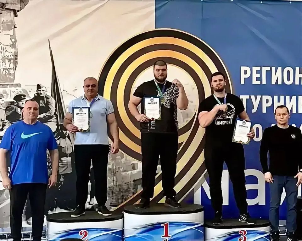 14 наград везут ямальские армрестлеры с соревнований из Сургута 14 наград везут ямальские армрестлеры с соревнований из Сургута