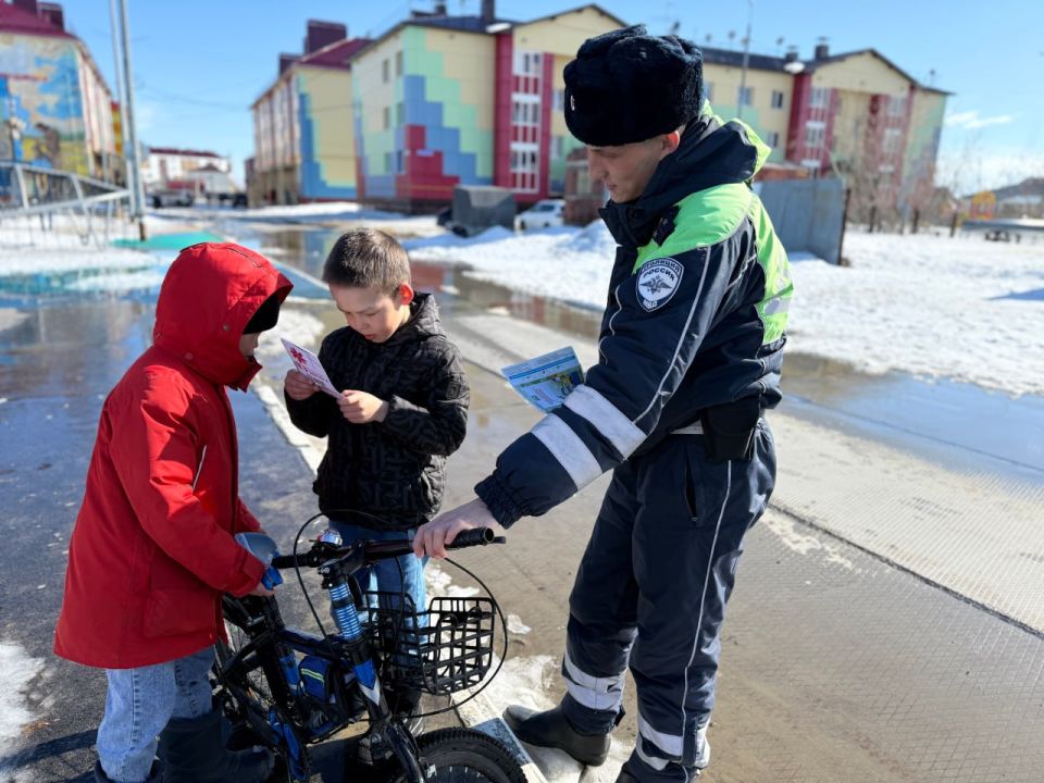 В посёлке Тазовский сотрудники Госавтоинспекции провели профилактическую беседу с детьми на скейтплощадке В посёлке Тазовский сотрудники Госавтоинспекции провели профилактическую беседу с детьми на скейтплощадке