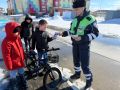 В посёлке Тазовский сотрудники Госавтоинспекции провели профилактическую беседу с детьми на скейтплощадке