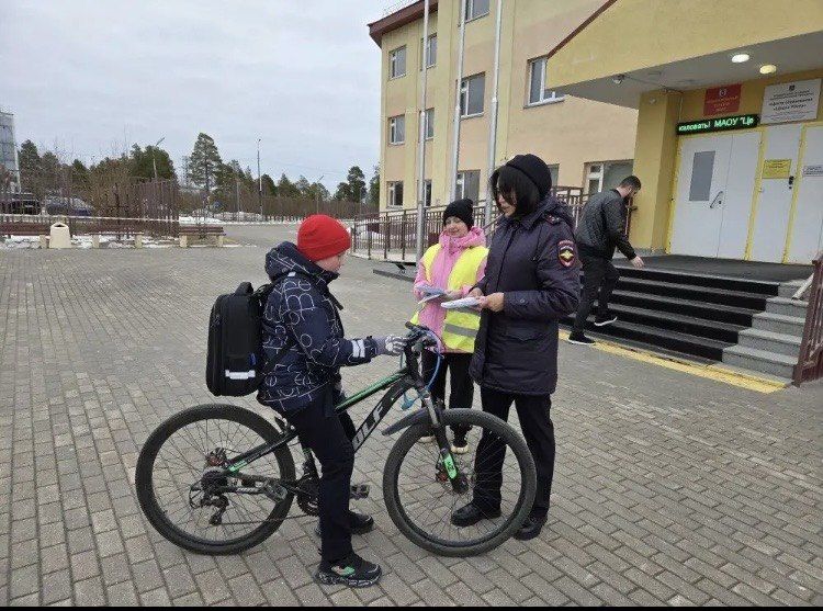 В Муравленко Госавтоинспекция совместно с «Родительским патрулём» усилили контроль за безопасностью вблизи школ в преддверии летних каникул