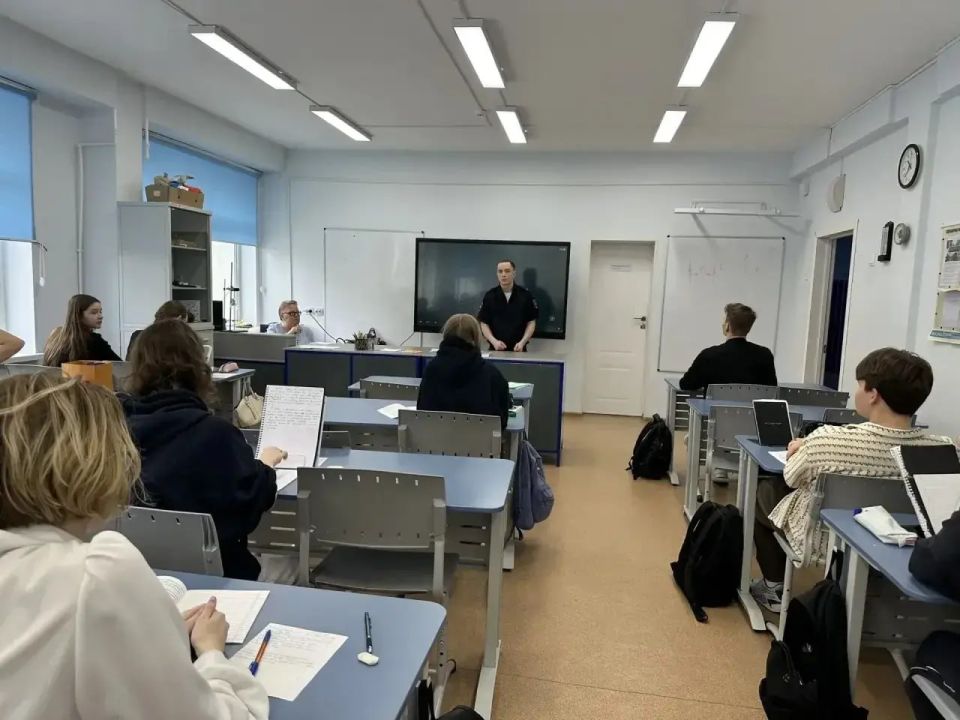 В Новом Уренгое сотрудники Госавтоинспекции провели уроки дорожной грамотности для школьников В Новом Уренгое сотрудники Госавтоинспекции провели уроки дорожной грамотности для школьников
