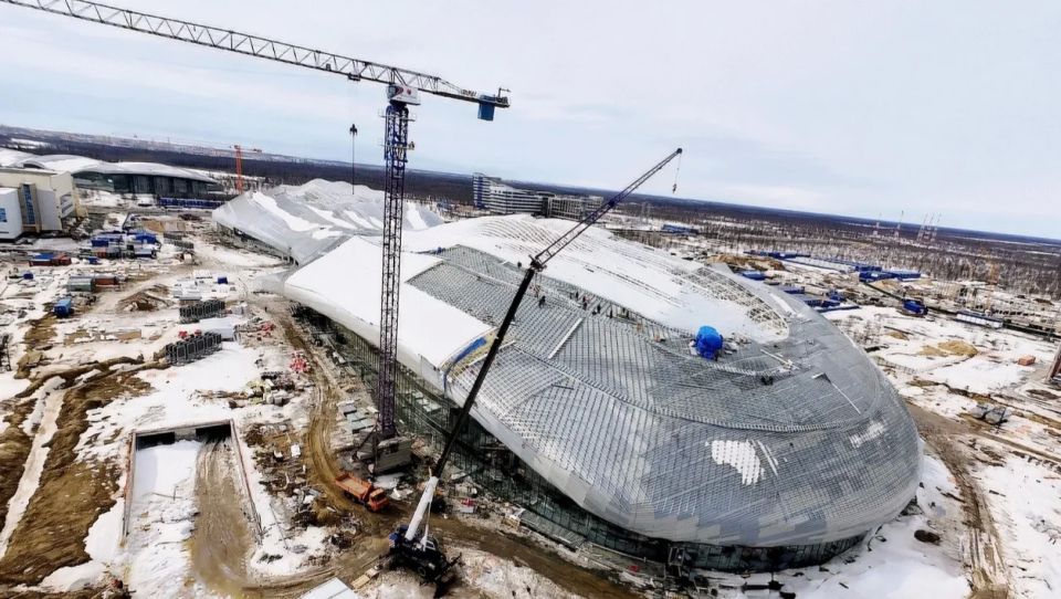 Завершается остекление фасада галереи «Уренгой»