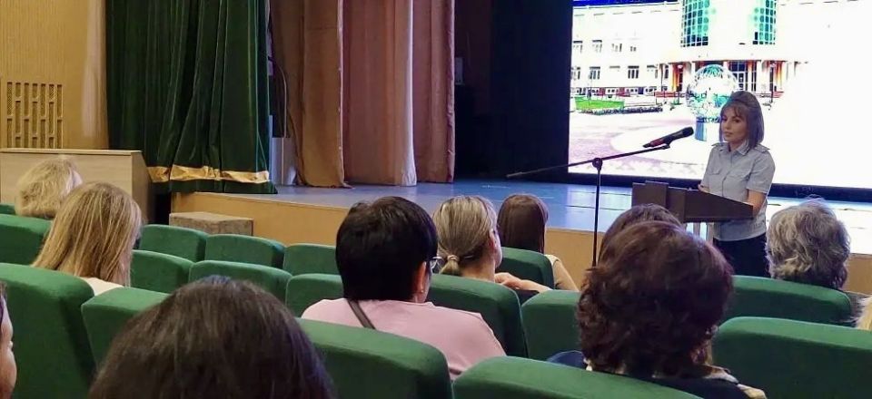 В преддверии летних каникул сотрудники Губкинской Госавтоинспекции провели серию родительских собраний, посвящённых вопросам детской безопасности на дорогах