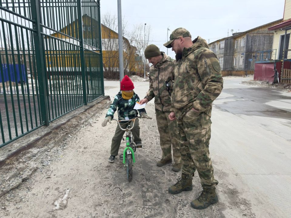 Пуровские автоинспекторы совместно с Добровольной народной дружиной провели рейд в рамках мероприятия «Внимание — Дети!» Пуровские автоинспекторы совместно с Добровольной народной дружиной провели рейд в рамках мероприятия «Внимание — Дети!»