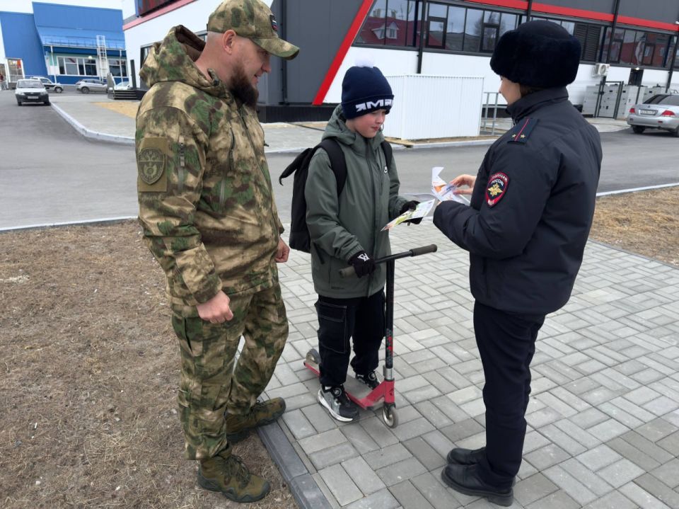 Пуровские автоинспекторы совместно с Добровольной народной дружиной провели рейд в рамках мероприятия «Внимание — Дети!» Пуровские автоинспекторы совместно с Добровольной народной дружиной провели рейд в рамках мероприятия «Внимание — Дети!»