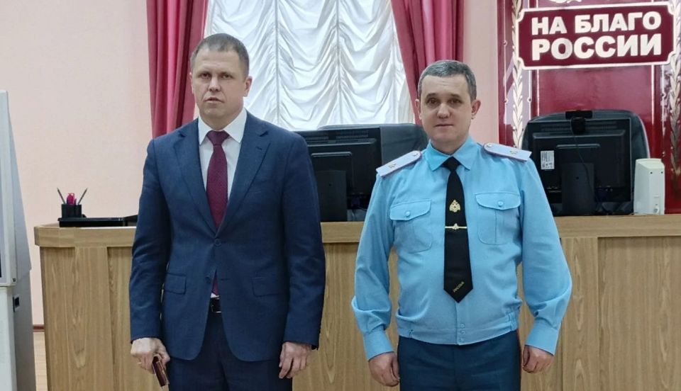 В Главном управлении МЧС России по Ямало-Ненецкому автономному округу состоялось совещание, на котором начальник спасательного ведомства генерал-майор внутренней службы Олег Гилев наградил тех, кто ежедневно обеспечивает...