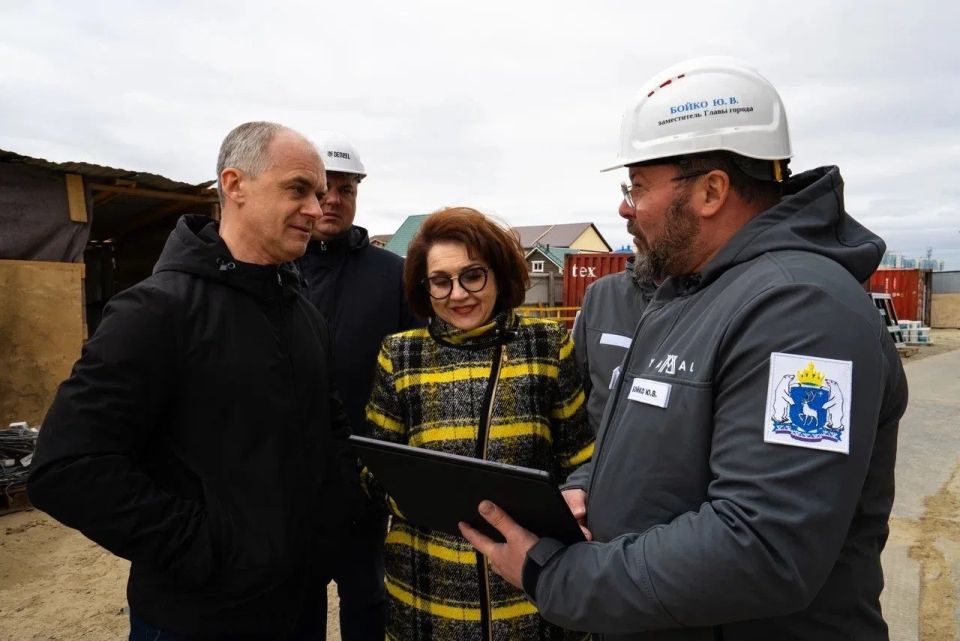 Алексей Титовский проинспектировал строительство домов в Салехарде