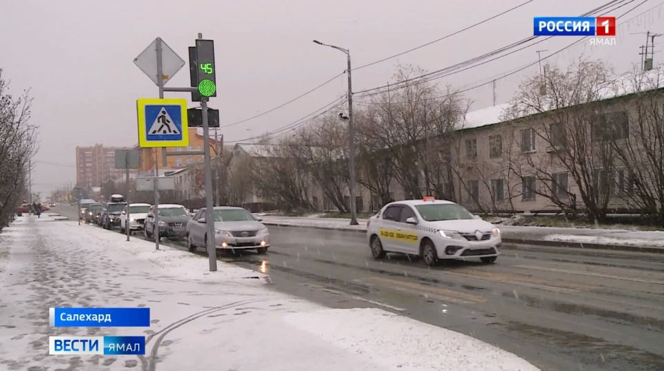 Зима решила взять реванш: когда салехардцы уже убрали пуховики, окружную столицу накрыл обильный снегопад Зима решила взять реванш: когда салехардцы уже убрали пуховики, окружную столицу накрыл обильный снегопад