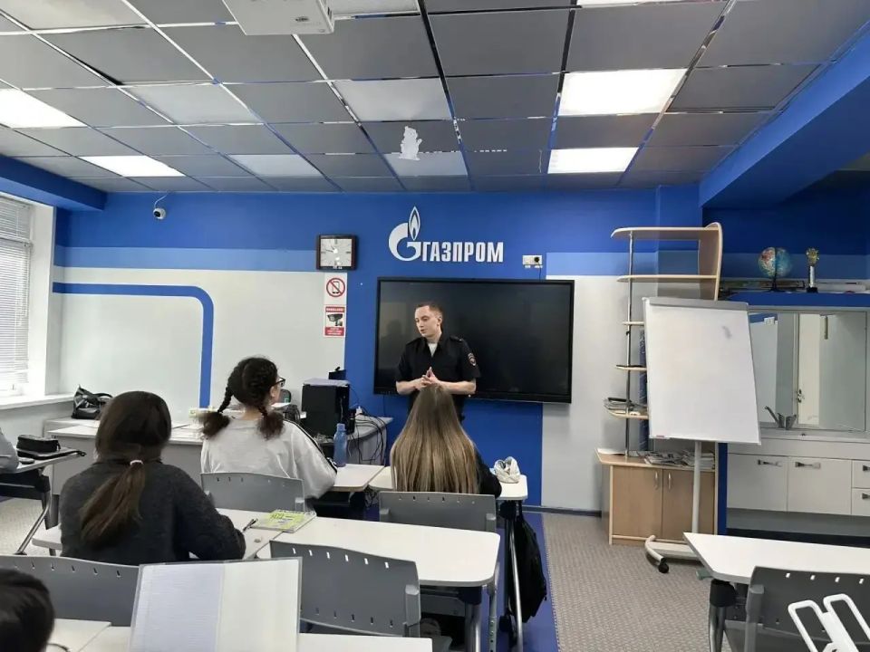 В Новом Уренгое сотрудники Госавтоинспекции провели уроки дорожной грамотности для школьников