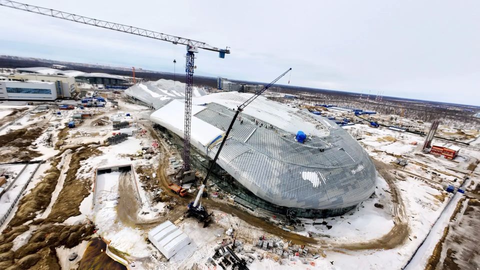 В Новом Уренгое завершается остекление фасада крупнейшего многофункционального комплекса Ямала