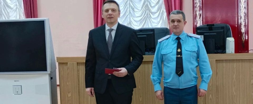 В Главном управлении МЧС России по Ямало-Ненецкому автономному округу состоялось совещание, на котором начальник спасательного ведомства генерал-майор внутренней службы Олег Гилев наградил тех, кто ежедневно обеспечивает... В Главном управлении МЧС России по Ямало-Ненецкому автономному округу состоялось совещание, на котором начальник спасательного ведомства генерал-майор внутренней службы Олег Гилев наградил тех, кто ежедневно обеспечивает...