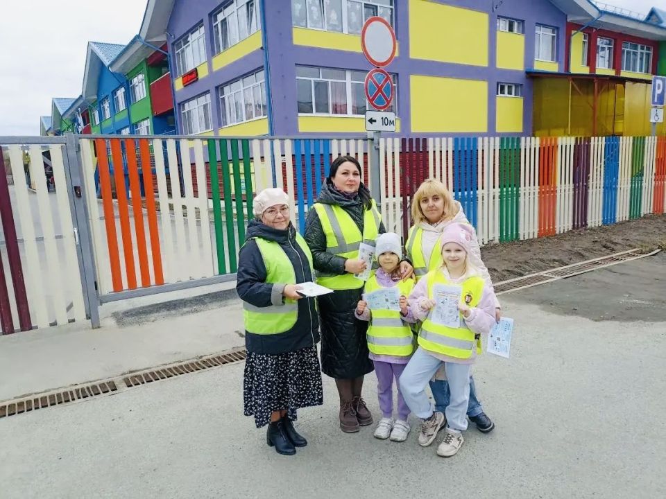 Активные салехардские родители продолжают профилактическую работу на дорогах