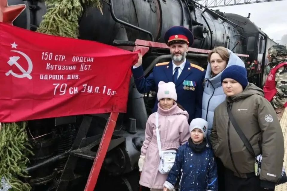 В Губкинском следователь по особо важным делам посетил ретропоезд «Эшелон Победы»