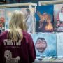 Выставка художницы Веры Пацевой в Салехарде собрала средства для бойцов СВО