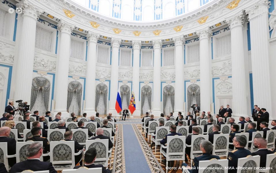 Президент РФ Владимир Путин встретился с выпускниками федеральной кадровой программы «Время героев» Президент РФ Владимир Путин встретился с выпускниками федеральной кадровой программы «Время героев»