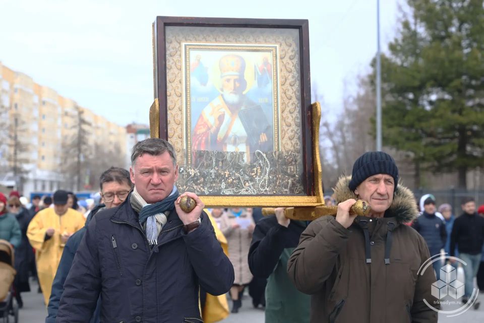 В Свято-Никольском храме Надыма прошли праздничная Божественная литургия и крестный ход, посвящённые памяти Святителя Николая Чудотворца В Свято-Никольском храме Надыма прошли праздничная Божественная литургия и крестный ход, посвящённые памяти Святителя Николая Чудотворца