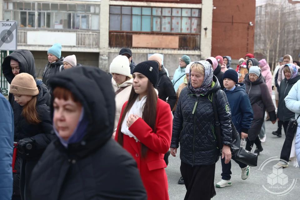 В Свято-Никольском храме Надыма прошли праздничная Божественная литургия и крестный ход, посвящённые памяти Святителя Николая Чудотворца В Свято-Никольском храме Надыма прошли праздничная Божественная литургия и крестный ход, посвящённые памяти Святителя Николая Чудотворца