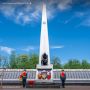 Сегодня в Салехарде прошла торжественная церемония: частицу Вечного огня перенесли в Парк Победы и соединили с огнём Пантеона