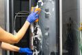 Невероятное очищение с уксусом: как вернуть блеск стеклянным дверям душа всего за 10 минут