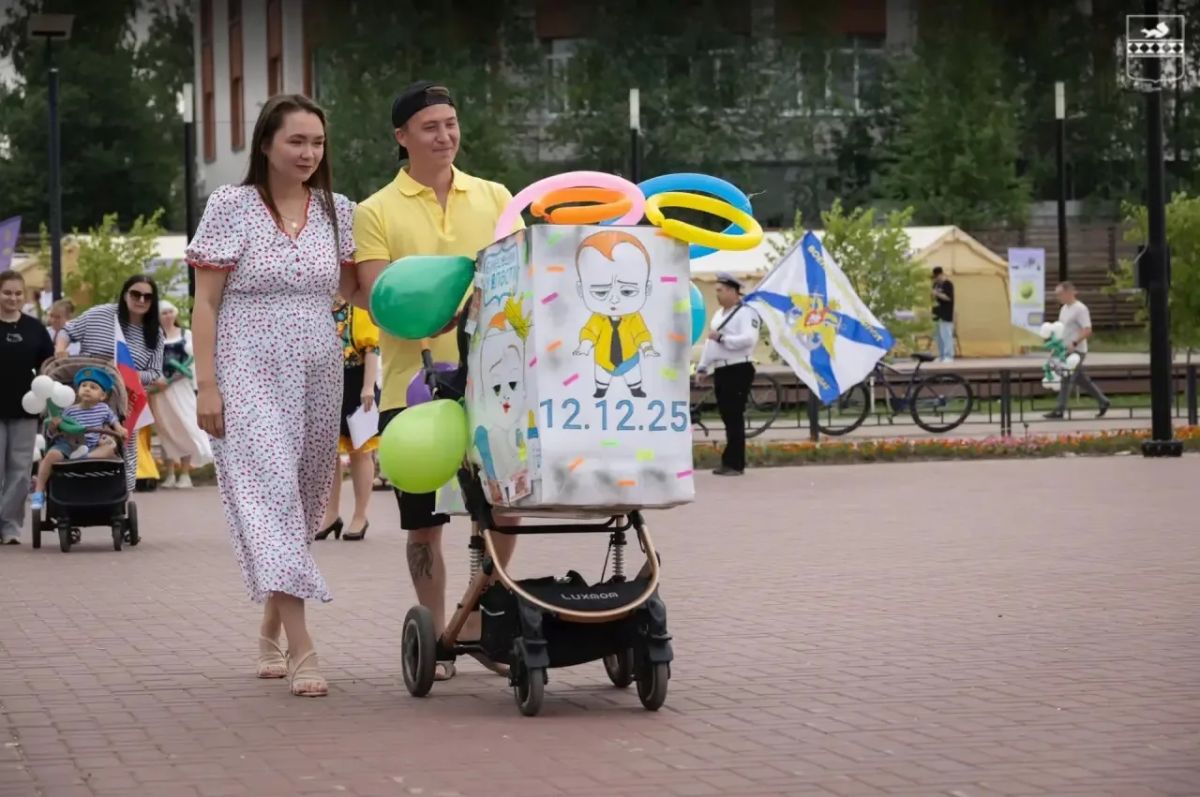 В Тарко-Сале сыграли свадьбу на сцене в День семьи, любви и верности В Тарко-Сале сыграли свадьбу на сцене в День семьи, любви и верности