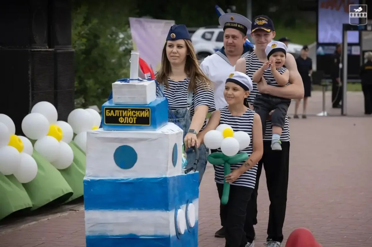 В Тарко-Сале сыграли свадьбу на сцене в День семьи, любви и верности В Тарко-Сале сыграли свадьбу на сцене в День семьи, любви и верности