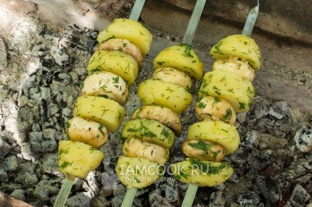 Вкус весны: готовим румяный шашлык из картофеля и грибов