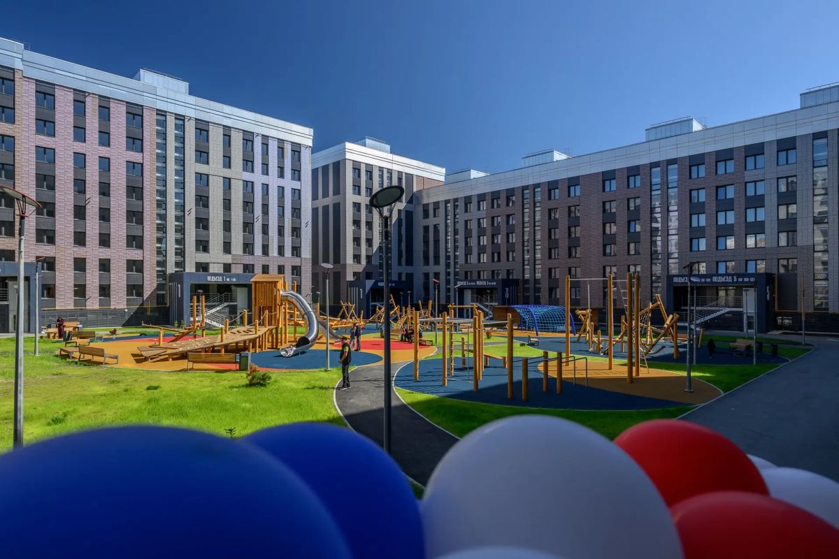 Дмитрий Артюхов: Вручил ключи семьям новосёлов Обдорского микрорайона Салехарда Дмитрий Артюхов: Вручил ключи семьям новосёлов Обдорского микрорайона Салехарда