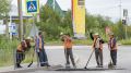 Летнее преображение: в Салехарде устраняют дефекты асфальта