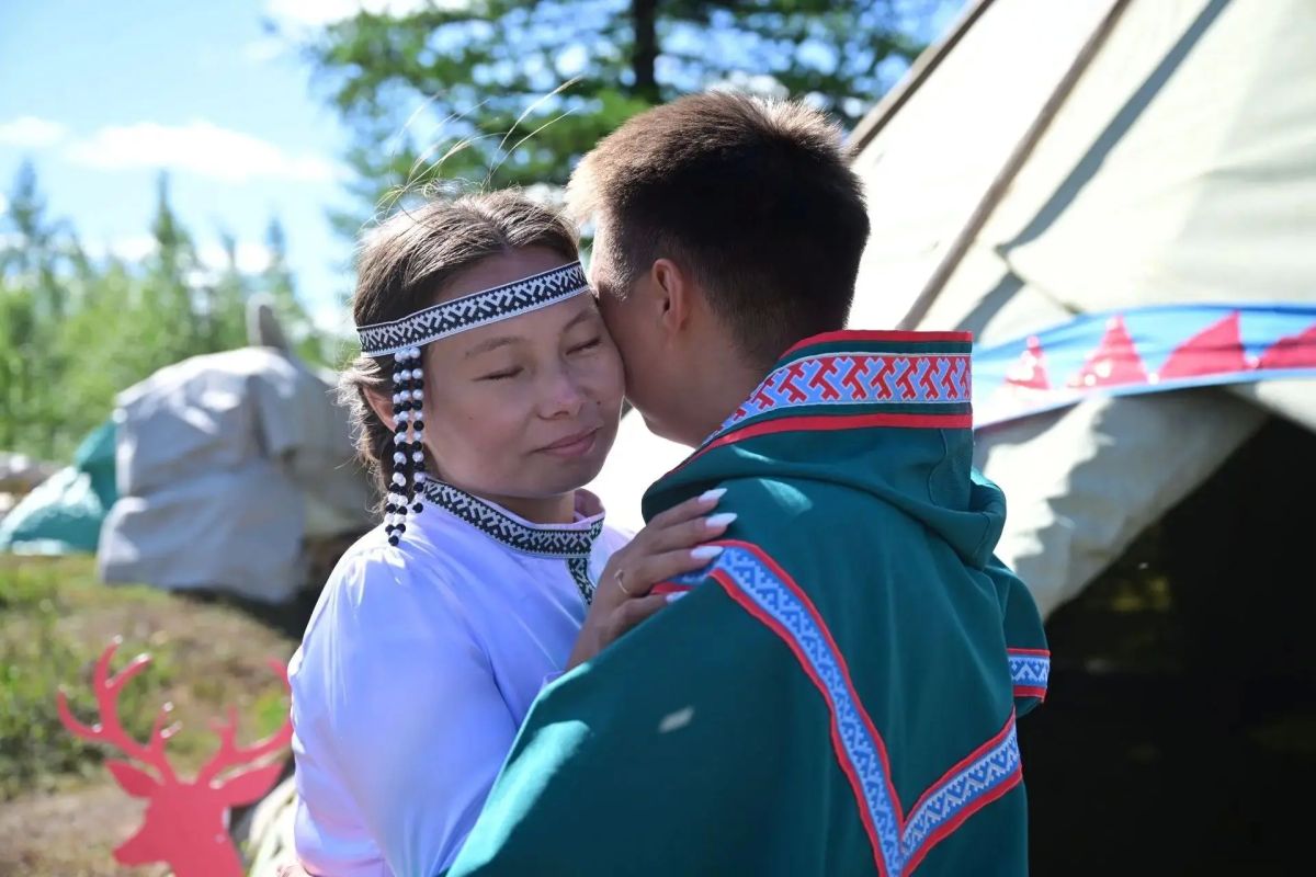 Совершенно потрясающая ненецкая свадьба прошла в Новом Уренгое в День любви, семьи и верности Совершенно потрясающая ненецкая свадьба прошла в Новом Уренгое в День любви, семьи и верности