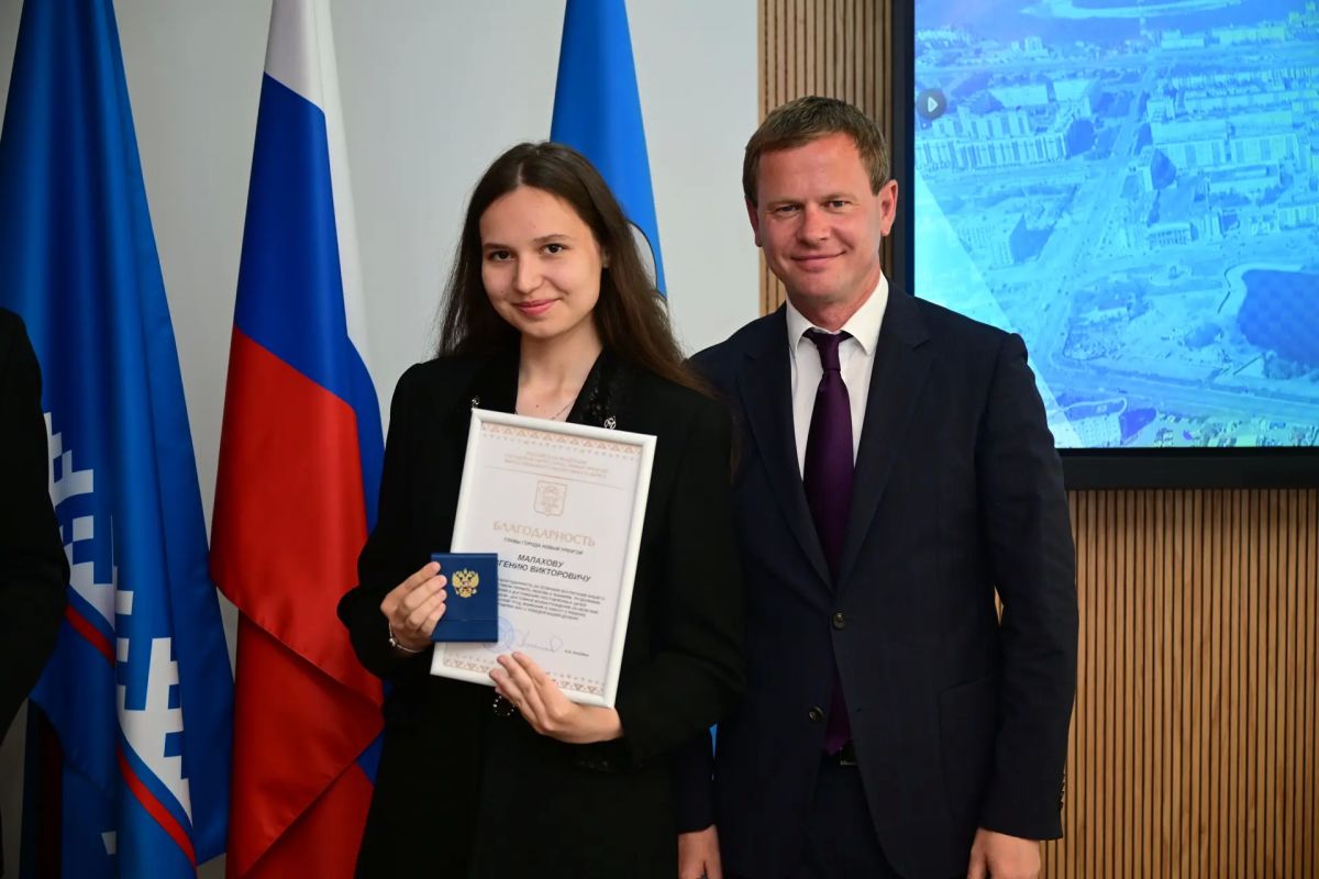Антон Колодин: Сегодня с огромным удовольствием выполнил ещё одну важную миссию - поздравил лучших выпускников школ Нового Уренгоя и вручил им высокие награды: знаки отличия за выдающиеся достижения в учебе Антон Колодин: Сегодня с огромным удовольствием выполнил ещё одну важную миссию - поздравил лучших выпускников школ Нового Уренгоя и вручил им высокие награды: знаки отличия за выдающиеся достижения в учебе