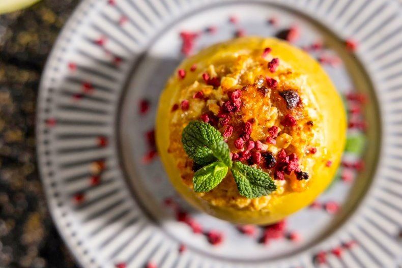 Яблоки, запеченные с творогом и сухофруктами: вкусный и полезный десерт