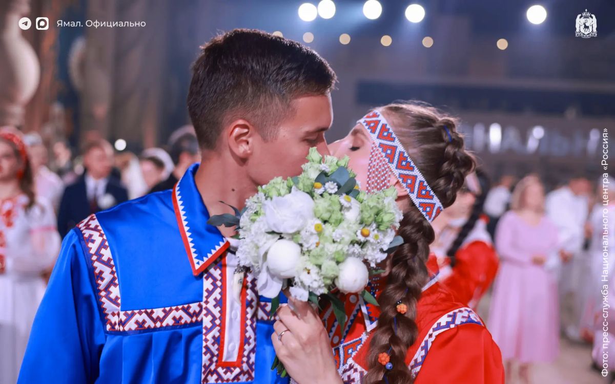 Две ямальские пары представили округ на III Всероссийском свадебном фестивале Две ямальские пары представили округ на III Всероссийском свадебном фестивале