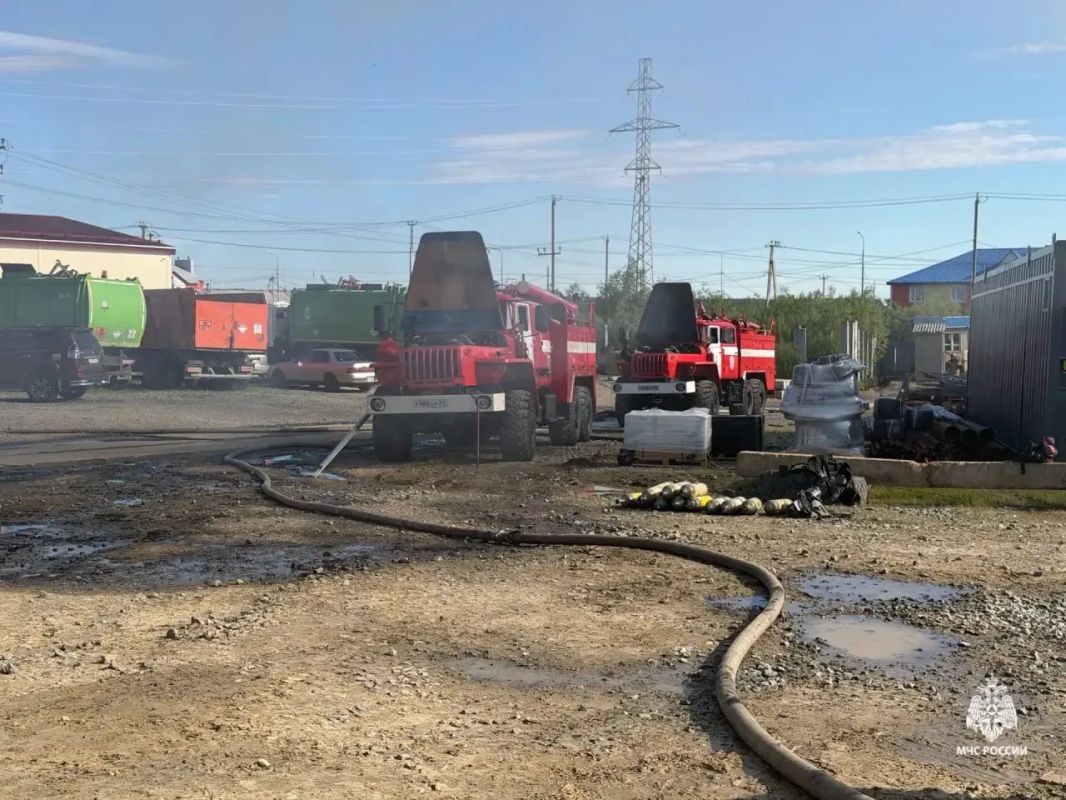 В Салехарде всю ночь тушили гаражный бокс на Объездной В Салехарде всю ночь тушили гаражный бокс на Объездной