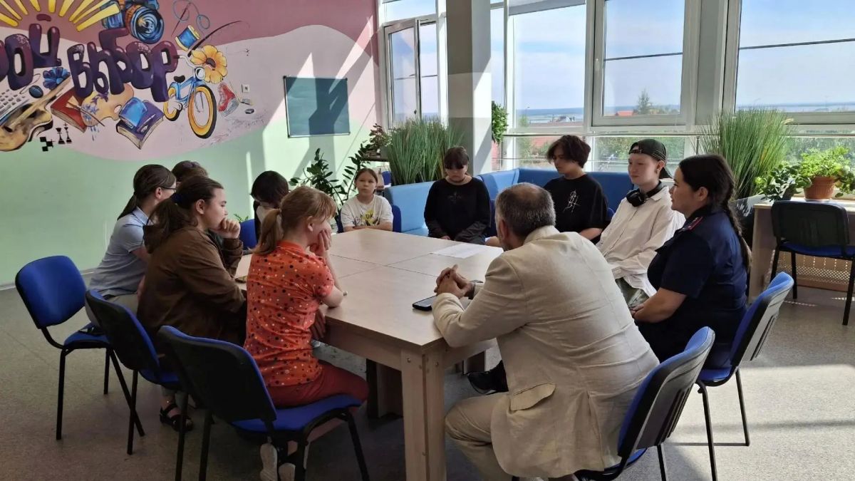 В Салехарде сотрудник СУ СК России по Ямало-Ненецкому автономному округу и представитель ветеранского сообщества провели профилактическое занятие для воспитанников подшефного социально-реабилитационного центра «Доверие» В Салехарде сотрудник СУ СК России по Ямало-Ненецкому автономному округу и представитель ветеранского сообщества провели профилактическое занятие для воспитанников подшефного социально-реабилитационного центра «Доверие»