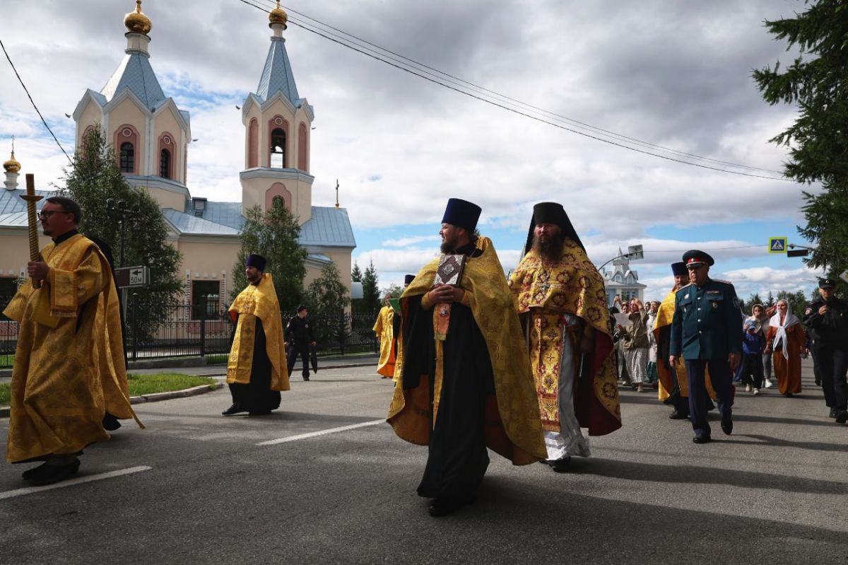 В Салехарде прошёл крестный ход в честь святых первоверховных апостолов Петра и Павла В Салехарде прошёл крестный ход в честь святых первоверховных апостолов Петра и Павла