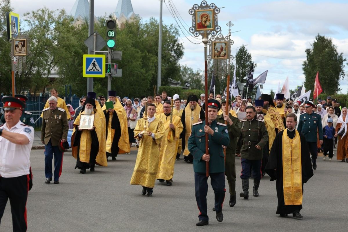 В Салехарде в День святых Петра и Павла состоялся крестный ход В Салехарде в День святых Петра и Павла состоялся крестный ход