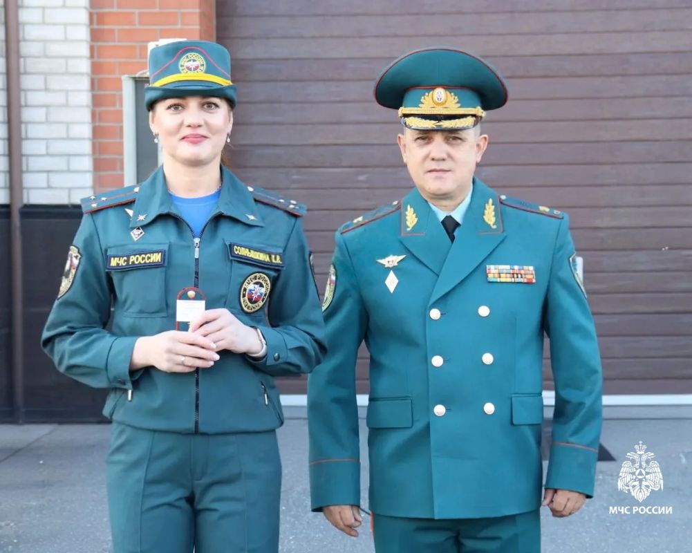 Утро понедельника на Ямале традиционно началось с торжественного построения: под звуки Гимна Российской Федерации были подняты флаги России, МЧС России и ЯмалоНенецкого автономного округа Утро понедельника на Ямале традиционно началось с торжественного построения: под звуки Гимна Российской Федерации были подняты флаги России, МЧС России и ЯмалоНенецкого автономного округа