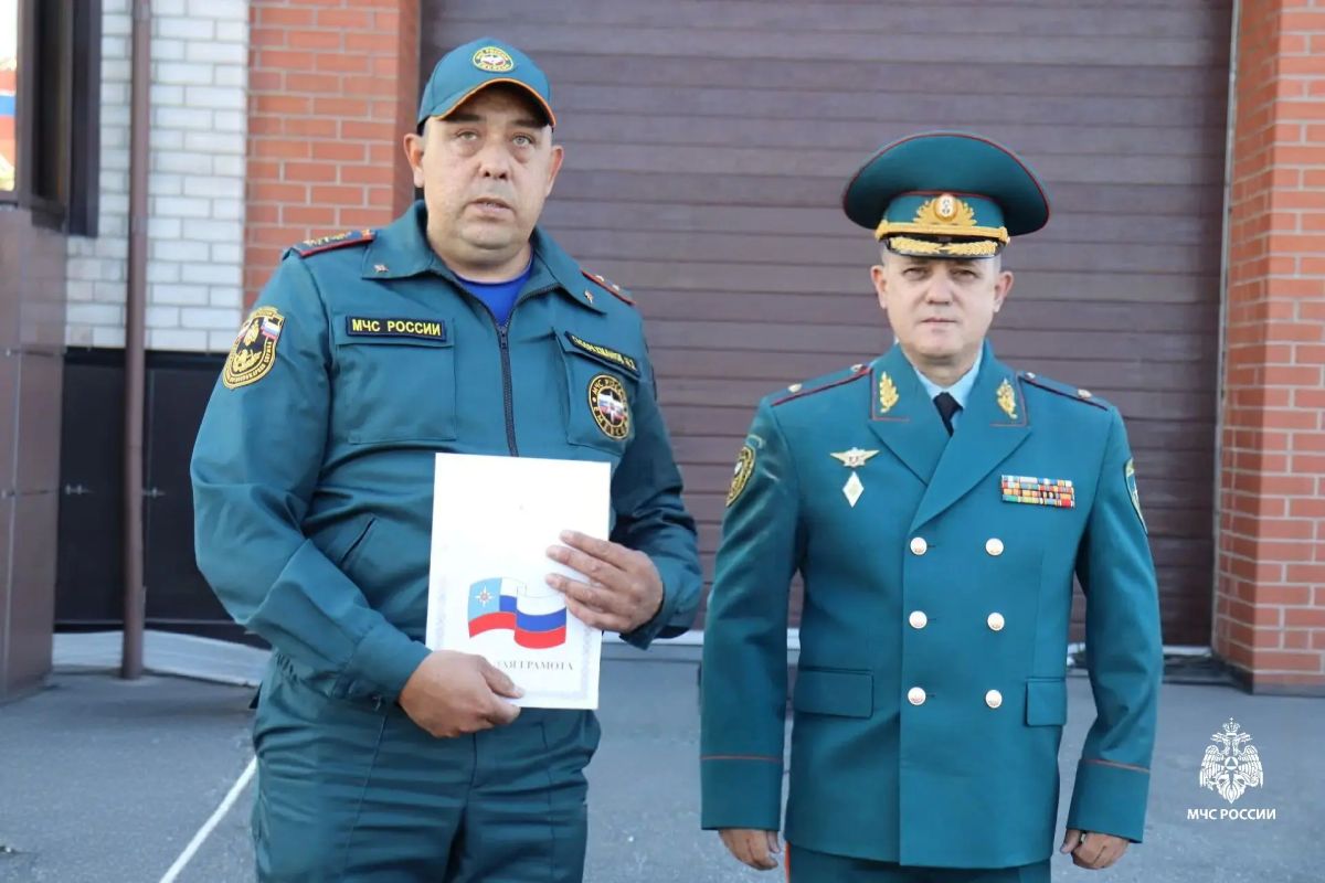 Утро понедельника на Ямале традиционно началось с торжественного построения: под звуки Гимна Российской Федерации были подняты флаги России, МЧС России и ЯмалоНенецкого автономного округа Утро понедельника на Ямале традиционно началось с торжественного построения: под звуки Гимна Российской Федерации были подняты флаги России, МЧС России и ЯмалоНенецкого автономного округа