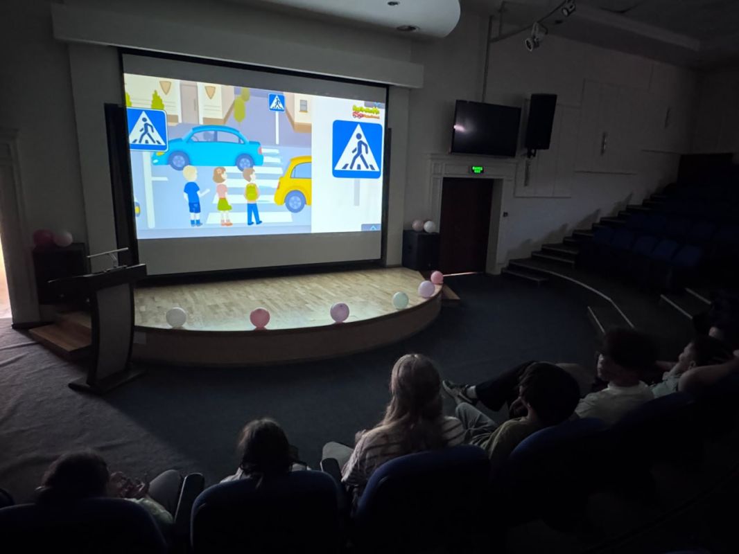 В Салехарде автоинспекторы провели познавательное занятие по ПДД в музее имени И. С. Шемановского В Салехарде автоинспекторы провели познавательное занятие по ПДД в музее имени И. С. Шемановского