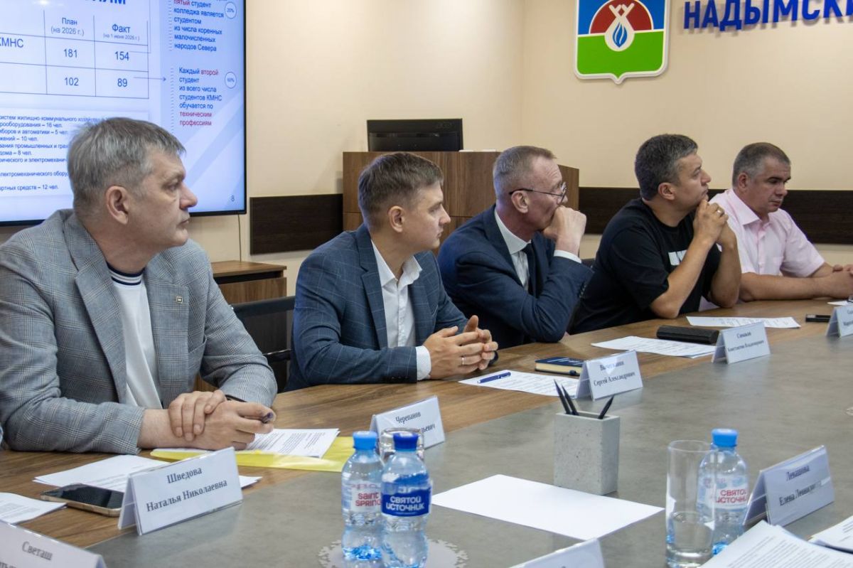 С участниками Попечительского совета Надымского профессионального колледжа при главе района продолжаем работу по подготовке кадров с учетом новых веяний на рынке труда С участниками Попечительского совета Надымского профессионального колледжа при главе района продолжаем работу по подготовке кадров с учетом новых веяний на рынке труда